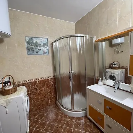 Apartamento Cozy 1-bedroom Near The Center Of Tirana.