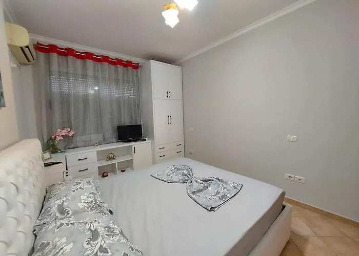 Cozy 1-bedroom Near The Center Of Tirana. דירה *